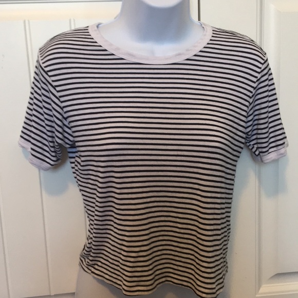Simple black and white striped shirt - Picture 1 of 3